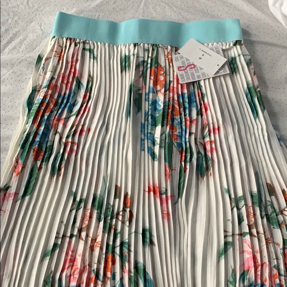 NWT- LuLaRoe silky like Jill pleated skirt
